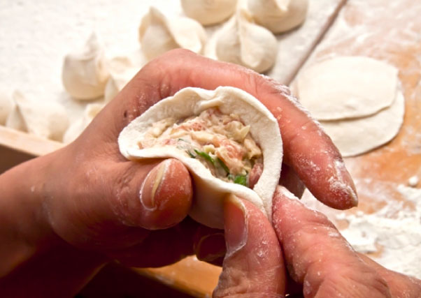 餃子を包んでいる様子