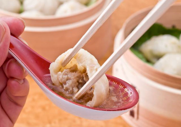 餃子を食べている様子