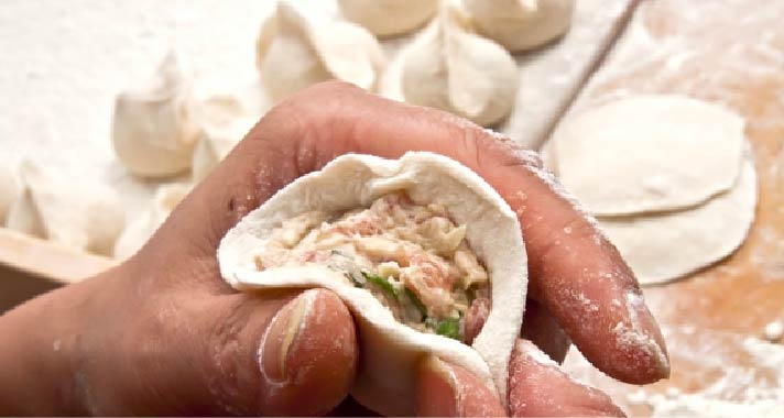 餃子を包んでいる様子