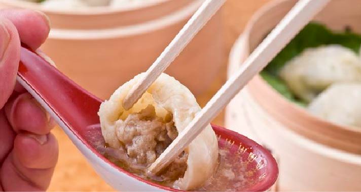 餃子を食べている様子